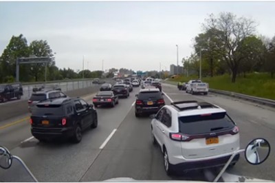 Kierowca ciężarówki postanawia sam ukarać cwaniaka na drodze! Karma wraca szybko! 