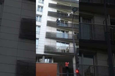 Ratowanie dziecka, które wisi na zewnątrz balkonu na wysokości 4 piętra! Brawa za odwagę! 