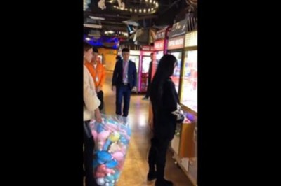 Właściciel kasyna sam musiał sprawdzić czy nie oszukuje! Dziewczyna wyciąga wszystkie pluszaki z automatu! 