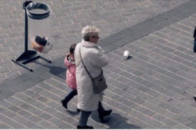 Podniósł z ziemi kubek i wrzucił go do kosza! Nie spodziewał się, że ludzie wokół tak zareagują!