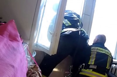 Strażak bohater łapie skoczka w czasie lotu! To jest dopiero odwaga i poświęcenie!