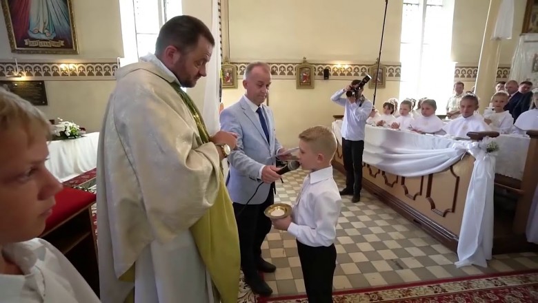 „Porażka jakaś!” Ksiądz w czasie I Komunii Świętej tak podsumowuje dary od chłopca!