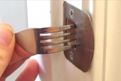 Wsadził widelec w futrynę drzwi! Teraz sama to robię bo ta sztuczka może ocalić życie!