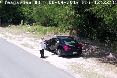 Zatrzymał auto tam gdzie nikt go nie widział! Wysiada i wyciąga siłą kogoś z tylnej kanapy! 