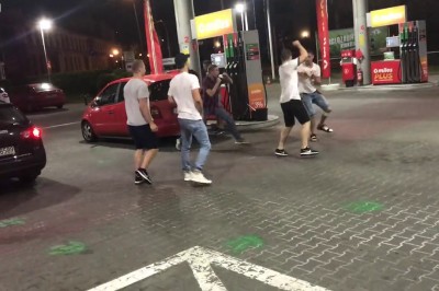 Trzech cwaniaków dostaje szybki wpierdziel od boksera na stacji benzynowej w Bielsko-Białej!