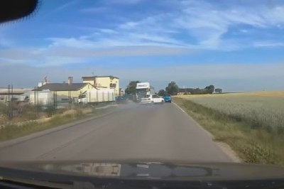 Czterech Sebixów wyprzedza Skodą i ciśnie na czołówkę z ciężarówką!