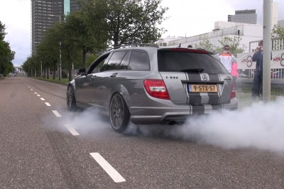 Mercedes C63 AMG w akcji! 770 koni w rodzinnym kombii robi robotę!
