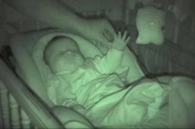 Rodzice sprawdzali czy ich maluszek spokojnie śpi! To co zauważyli musieli nagrać i pokazać światu!