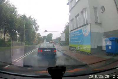 Seba musiał strzelić popis swoim starym BMW na światłach! Normalnie moc i potęga!