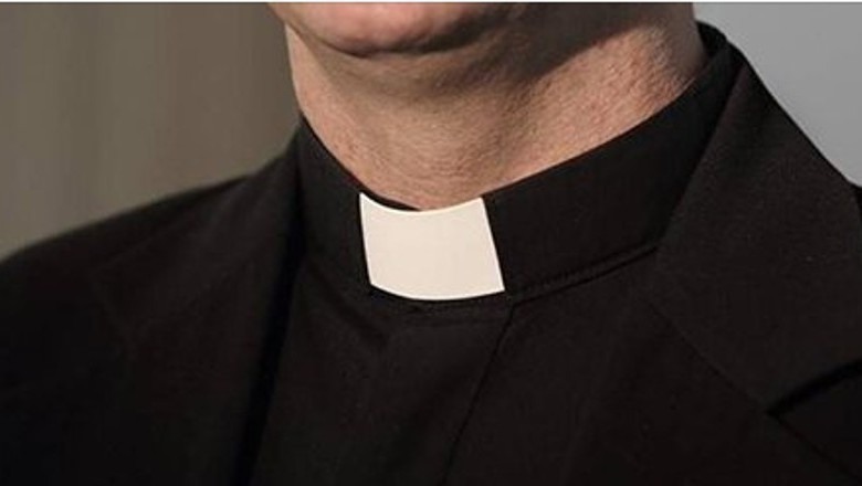Ksiądz zabierał uczniów na „nauki brania prysznica”! Za molestowanie nie trafi do więzienia!