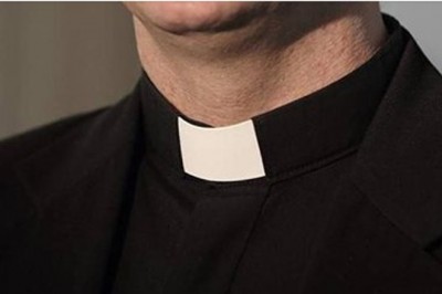 Ksiądz zabierał uczniów na „nauki brania prysznica”! Za molestowanie nie trafi do więzienia! 