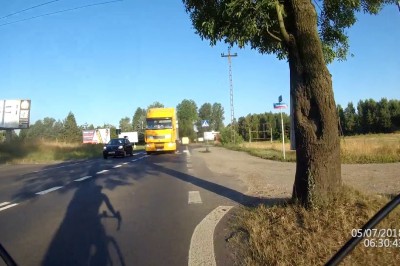 To już jest zwykłe bandyctwo! Kierowca ciężarówki spycha rowerzystę z drogi!