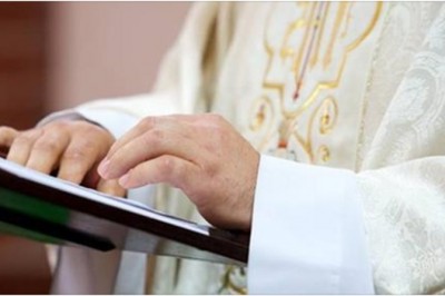 Szokujący skandal w kościele! Ksiądz nagrał swoje miłosne igraszki na ołtarzu! 