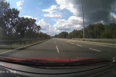 „Widziałaś to?! O boże co za idiota!” Wymuszenie pierwszeństwa i poślizg na S8!