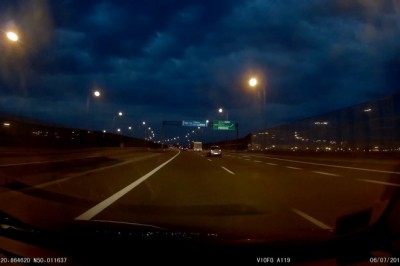 Najpierw zajeżdża drogę, a potem gwałtownie hamuje! Typ w Alfie daje popis chamstwa na drodze!