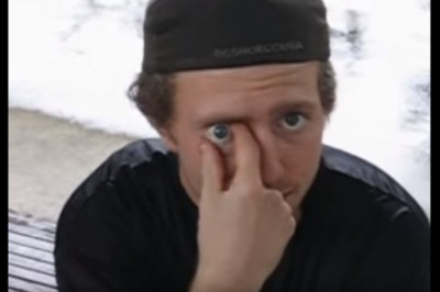 Prawie zemdlałem! Gość dosłownie wyciąga swoje oko, a potem wyłamuje wszystkie palce!