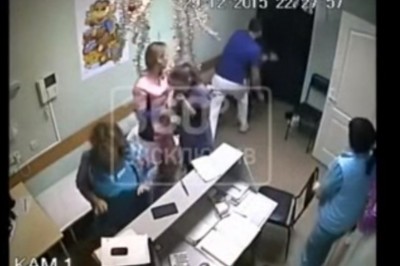  Nie ma takiego dotykania! Lekarz na oddziale ratunkowym nokautuje dwóch gości!