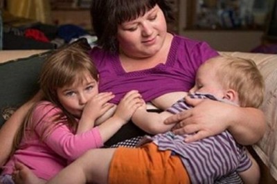 Mama karmi 5-letnią córkę i 2-letniego syna piersią! Twierdzi, że nie przestanie, dopóki nie skończą 10 lat
