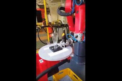 Robocie podaj Panu browara i to migiem! Tak wygląda teraz precyzja w przemyśle!