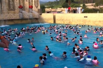 Najlepsza atrakcja turystyczna! Basen z 2,5 metrową falą, która rzuca turystami wygląda przerażająco!