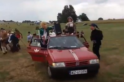 Dresiarze w Fiacie Uno wbijają na rekonstrukcję bitwy pod Grunwaldem :D