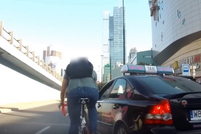 To już jest kryminał! Taksówkarz próbował celowo staranować rowerzystę!