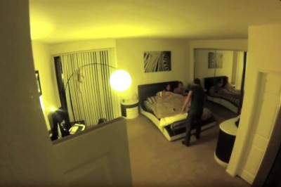 Przyłapał matkę ze swoim przyjacielem w łóżku! Takiej reakcji nikt nie przewidział :D