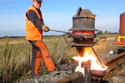 Zabawa dla dużych chłopców! Łączenie uszkodzonych szyn przy pomocy płynnej stali!