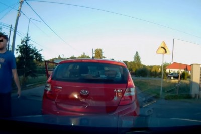 Wyskoczył z nożem do kierowcy! Tak w Polsce wygląda bandytyzm drogowy!