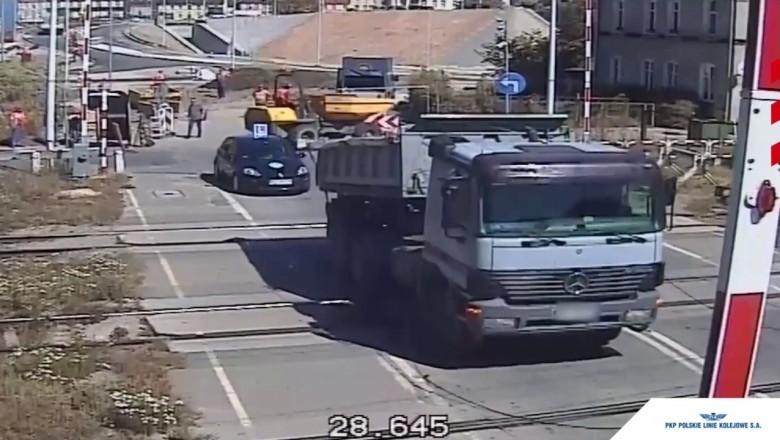 O czym on myślał?! Wywrotka zrywa trakcję na przejeździe kolejowym w Elblągu!
