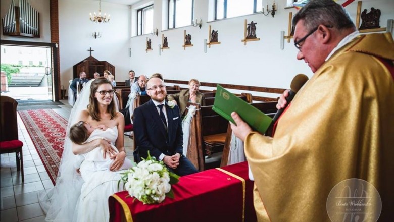 Panna Młoda w bieli siedzi przed ołtarzem i karmi piersią trzymane dziecko! Postawa księdza zaskoczyła wielu wiernych!
