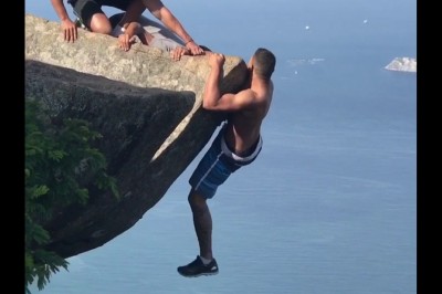 Chciał mieć idealne zdjęcie na skale, omal nie przypłacił tego życiem!