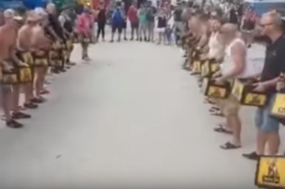 Skrzynka piwa na łeb i można imprezować na parkingu! Tak to robią kierowcy ciężarówek!