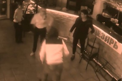 Kelnerka znokautowała klienta kartą dań! Szybka kara za chamskie zachowanie!