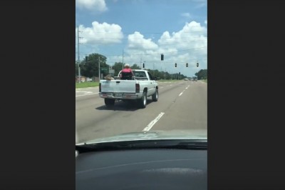 Babcia pocina na wózku inwalidzkim! Chyba najdziwniejsza rzecz na autostradzie!