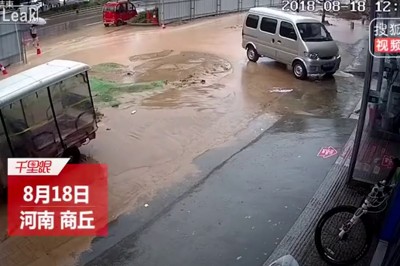 Kiedy chcesz przenieść koleżankę przez kałużę, żeby nie zmokła :D