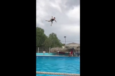 Nie ma to jak wakacje z teściową! Mistrzowski zjazd ze skoczni wodnej!