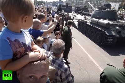 Zabytkowy czołg T-34 o mały włos nie zabił ludzi podczas wojskowej parady w Rosji!