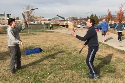 Żonglowanie nożami bywa bardzo niebezpieczne. Chwila roztargnienia i po zabawie