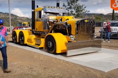 Szczena opada. Tak się pali opony 1000 konna klasyczną amerykańską ciężarówką