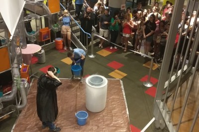 Konkretnie walnęło. Tak to jest jak przesadzisz z ilością podczas eksperymentu z ciekłym azotem