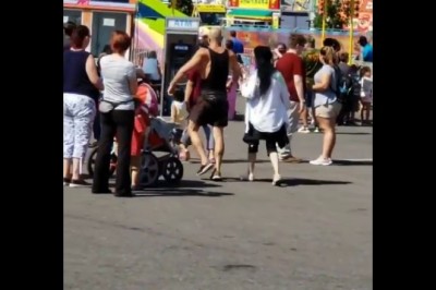 Szedł środkiem ulicy i nawet się nie zorientował, że mu ktoś dwa telewizory ukradł :D