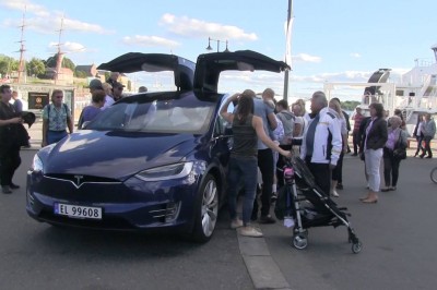 Co się stanie gdy zostawisz otwartą Teslę Model X przy deptaku w mieście