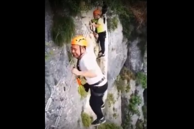 Ekstremalne górskie przejście. Pod nogami tylko przepaść