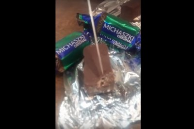 Znalazł robaki w cukierkach kupionych w jednym z dyskontów. Klient nagrał film