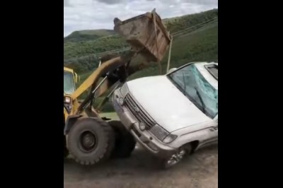 Janusz chciał pomóc postawić auto na koła. Przypadkowo je skasował