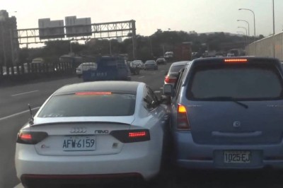 Żaden z nich nie chciał odpuścić. Czyli walka kierowców o jeden pas na drodze