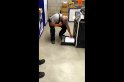 Ziomek spuścił ze schodów drukarkę. Mega wkurzony serwisant i jego zły dzień w pracy
