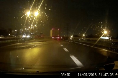 Radar wyświetlił mu zwolnij. Szybko pożałował, że pędził dalej. Wypadek na DTŚ