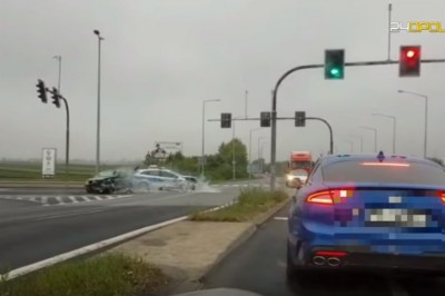 Radiowóz na sygnale vs rozpędzone Renault Clio. Konkretna czołówka na skrzyżowaniu